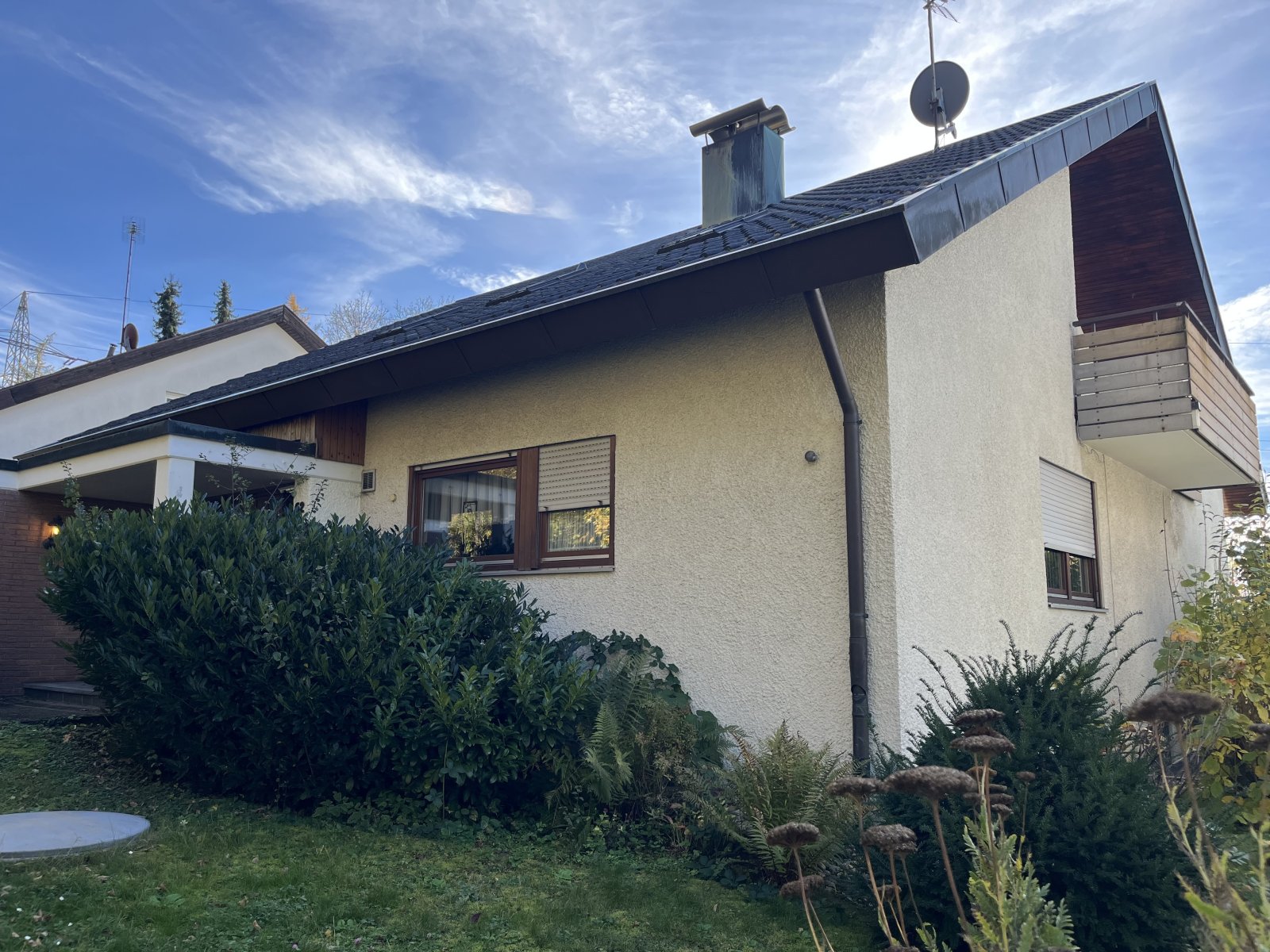 Sifi: Großzügiges 1-2 Familienhaus am Waldrand