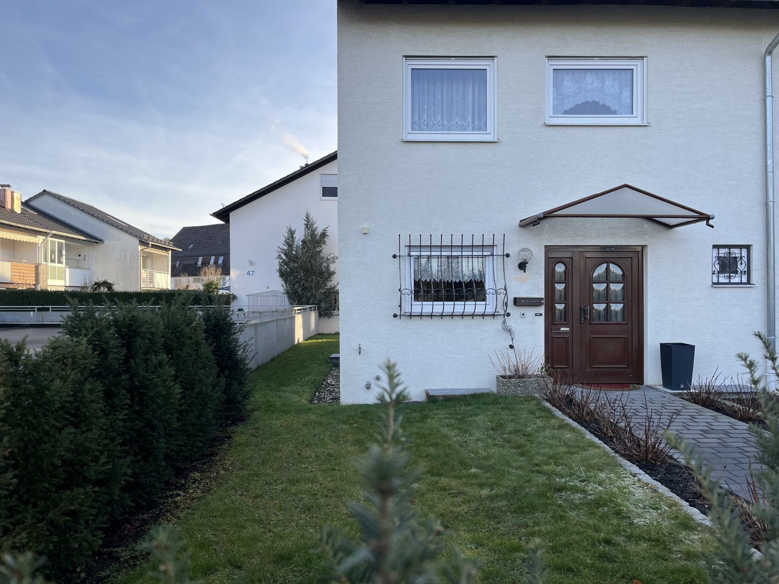 Aidlingen: Gepflegte Doppelhaushälfte mit ausgebautem DG