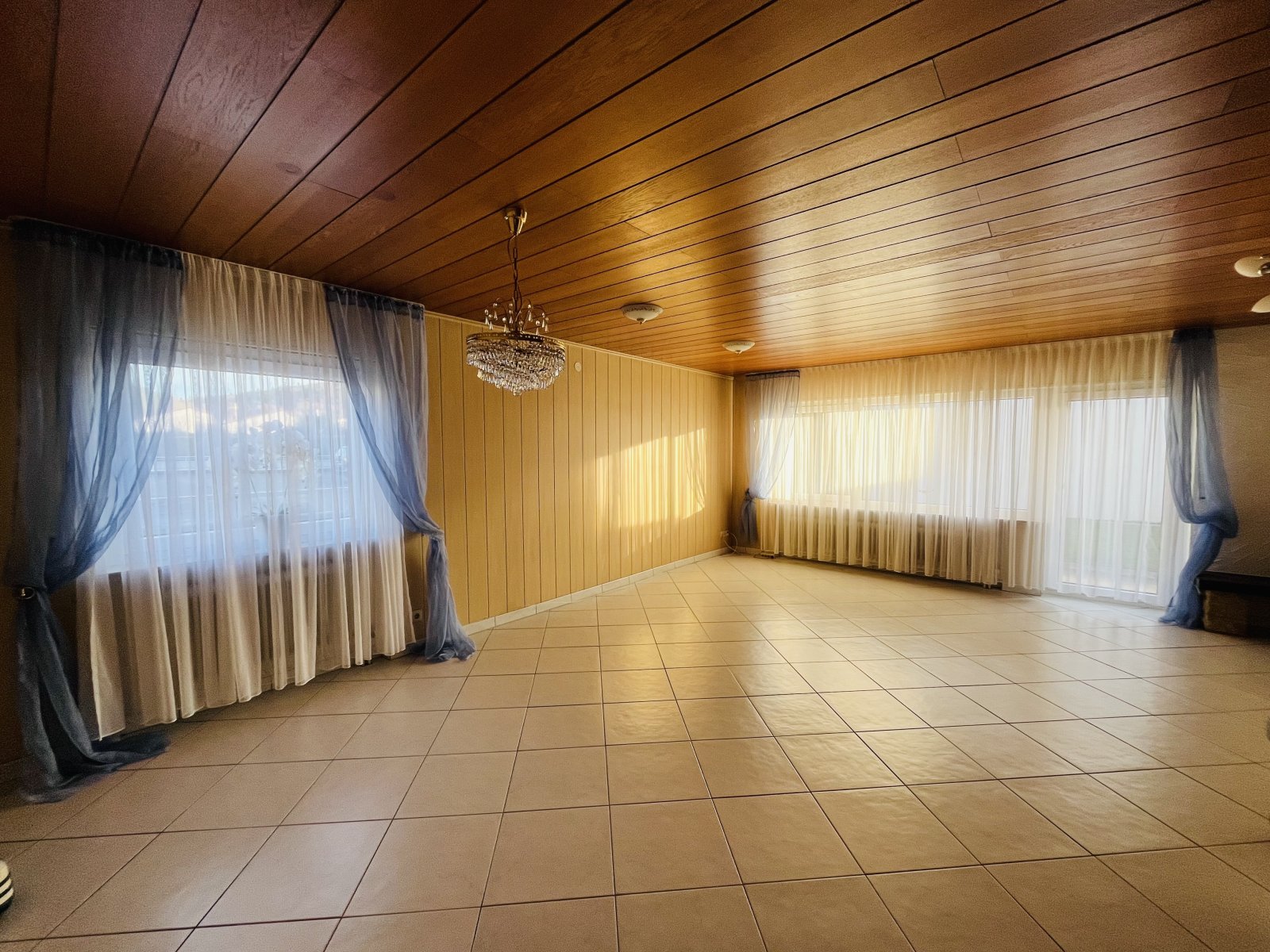 Aidlingen: Gepflegte Doppelhaushälfte mit ausgebautem DG