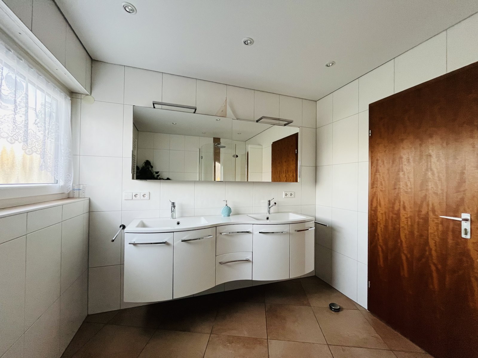 Aidlingen: Gepflegte Doppelhaushälfte mit ausgebautem DG