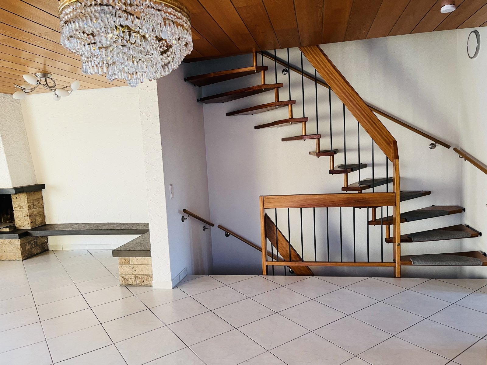 Aidlingen: Gepflegte Doppelhaushälfte mit ausgebautem DG