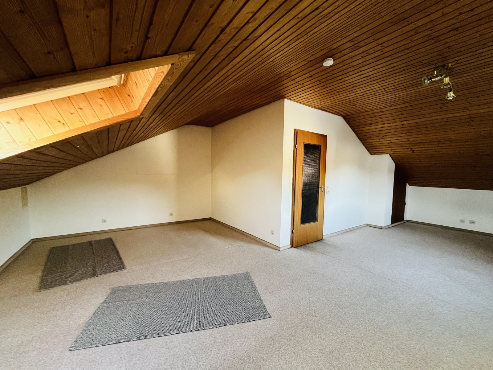 Aidlingen: Gepflegte Doppelhaushälfte mit ausgebautem DG