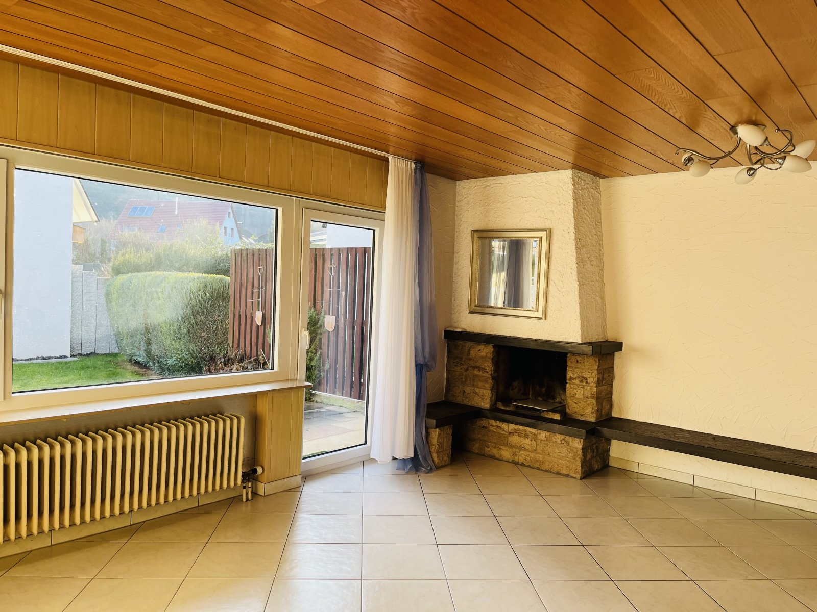 Aidlingen: Gepflegte Doppelhaushälfte mit ausgebautem DG