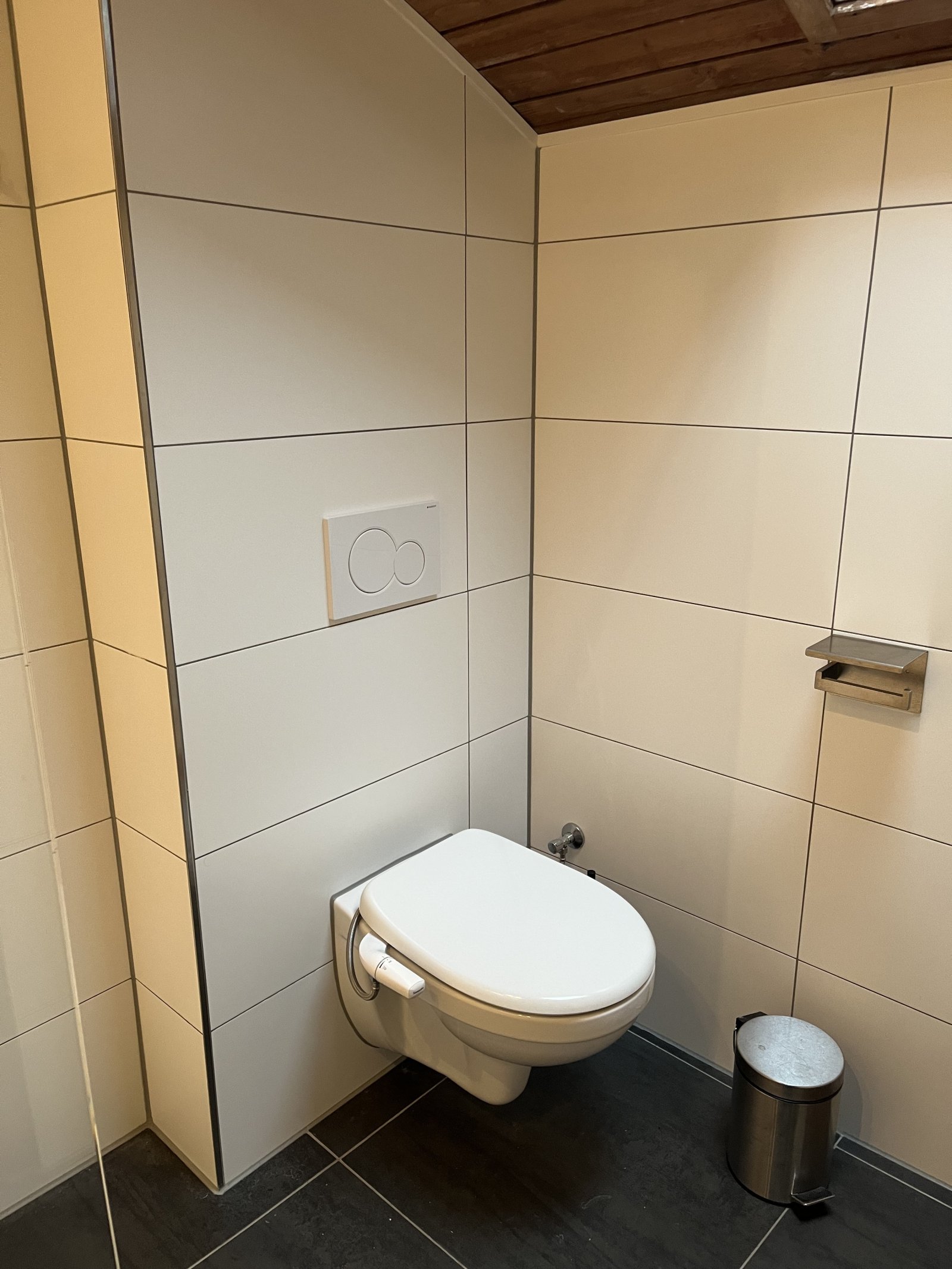 Sifi: 2 Zimmer - DG - Wohnung in ruhiger Lage