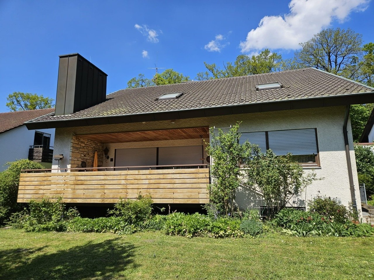 Sifi: Großzügiges 1-2 Familienhaus am Waldrand