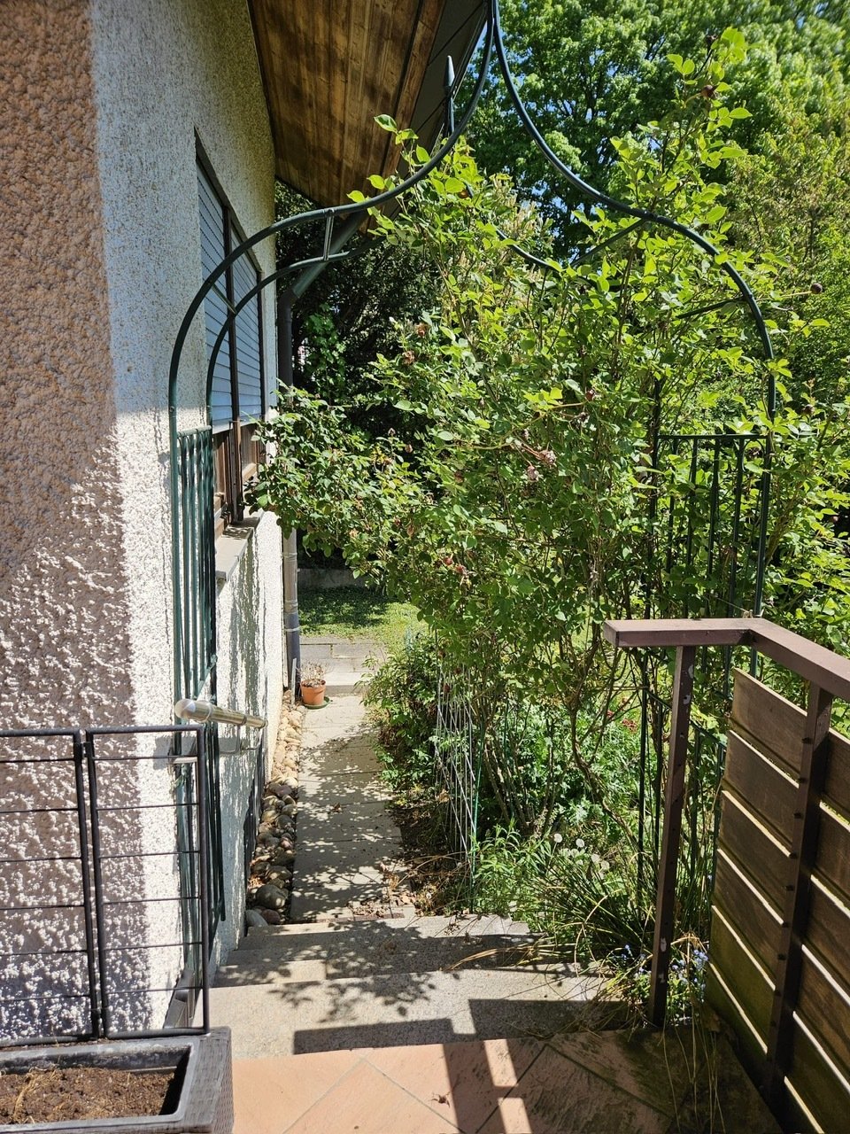 Sifi: Großzügiges 1-2 Familienhaus am Waldrand