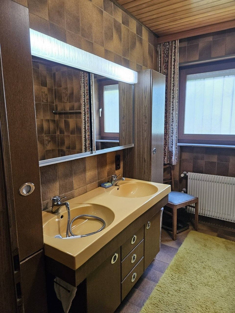 Sifi: Großzügiges 1-2 Familienhaus am Waldrand