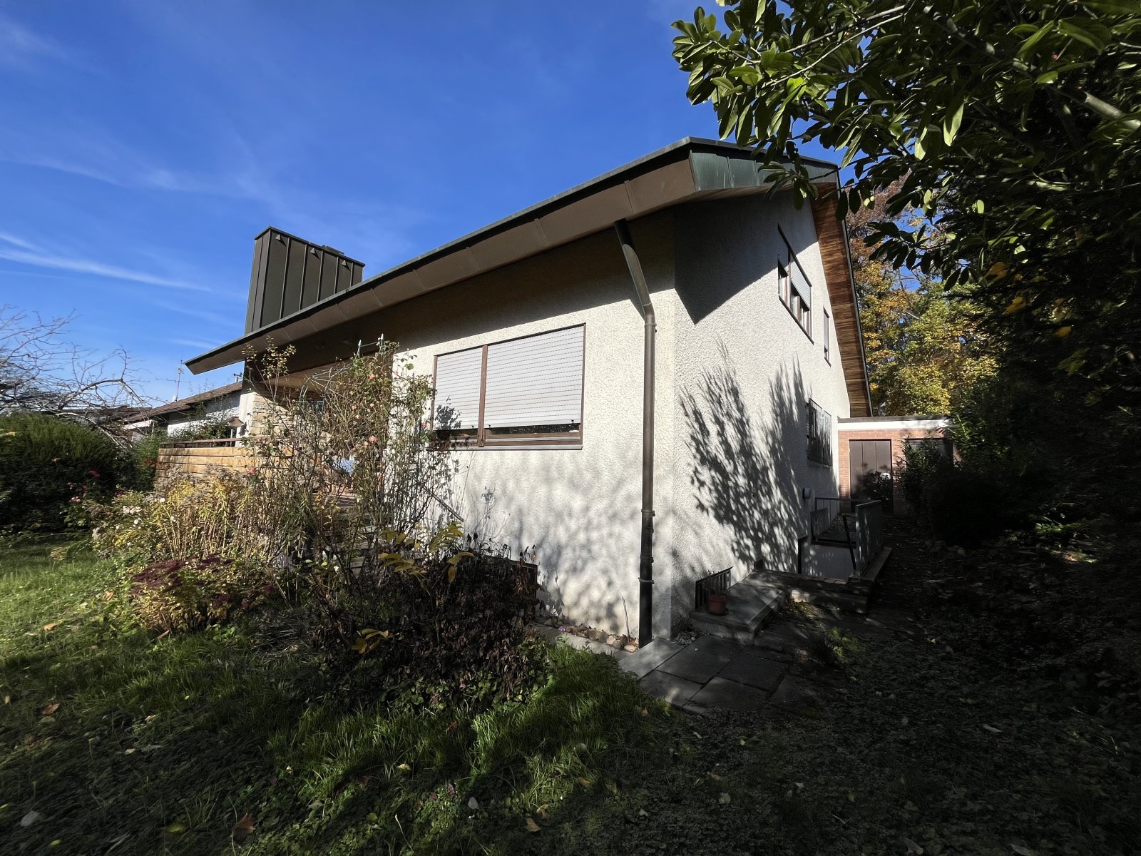 Sifi: Großzügiges 1-2 Familienhaus am Waldrand