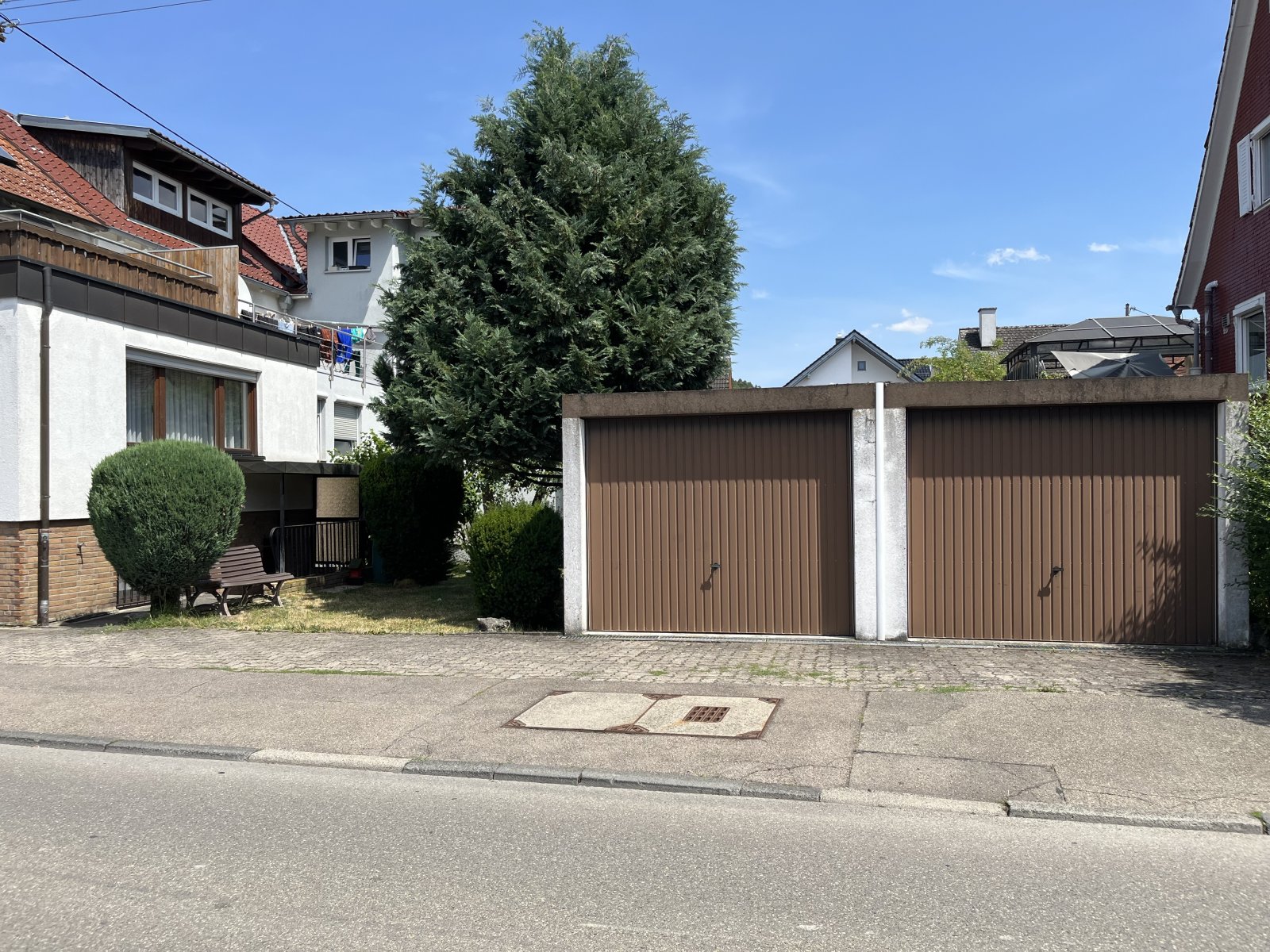 Aidlingen: Aidlingen:: Sehr gepflegtes EFH mit Garten und 2 Garagen  