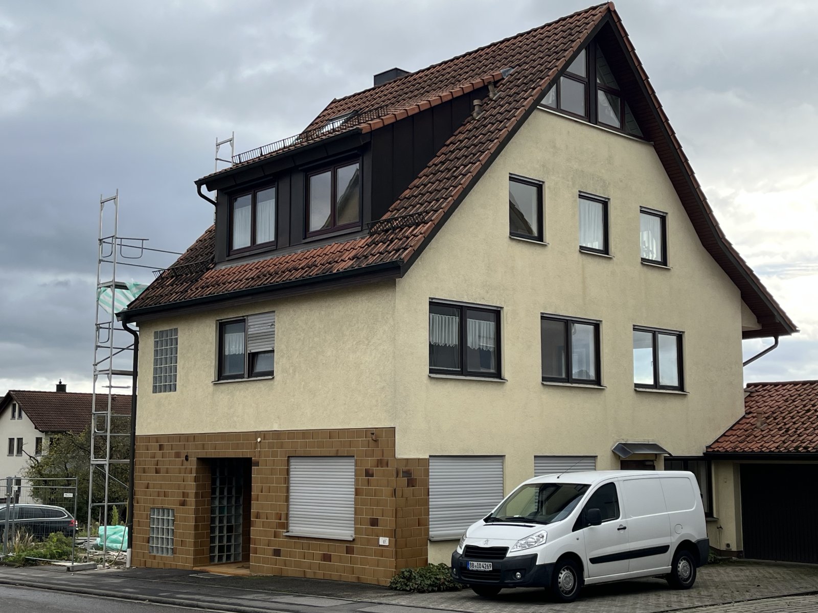 Herrenberg-Haslach: 2-3 Familienhaus mit Gewerbeeinheit