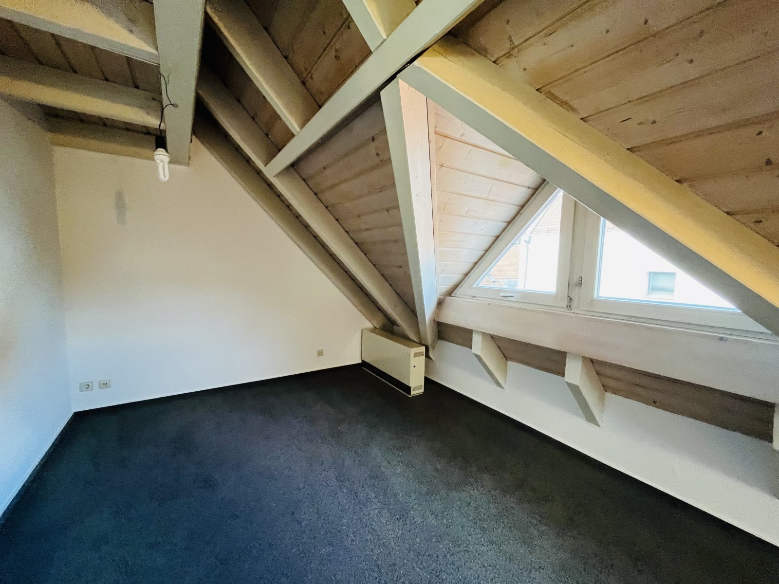 Aidlingen: Zentral gelegene und ruhige Maisonette-Wohnung