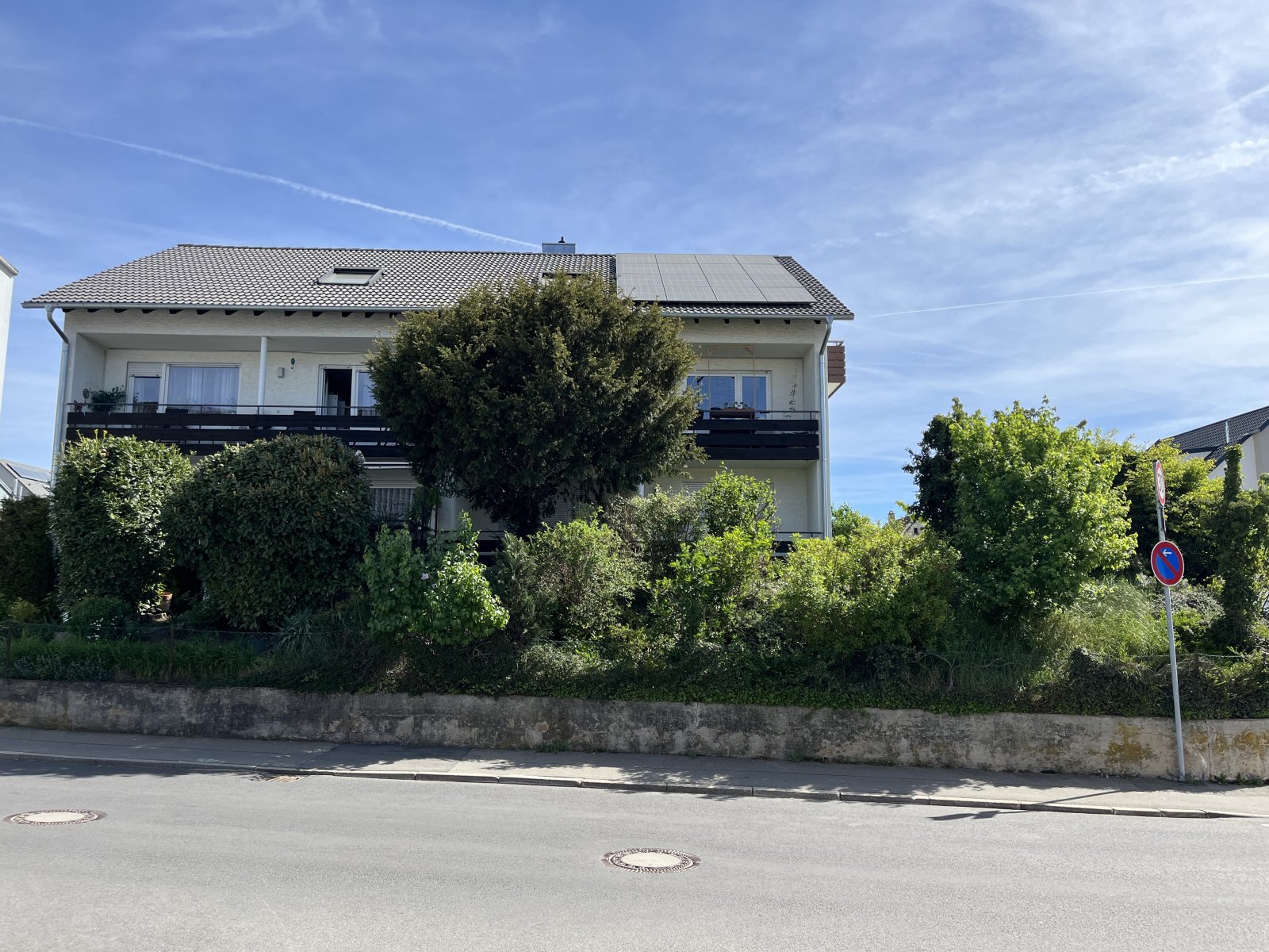 VERMIETET: Zentrale 2 Zi.-Hochparterre-Whg. mit schönem Balkon