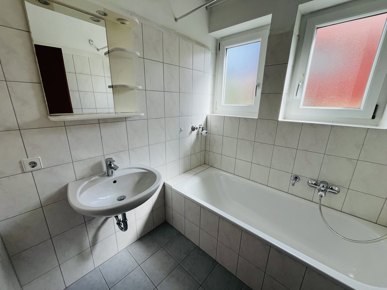 VERMIETET: Zentrale 2 Zi.-Hochparterre-Whg. mit schönem Balkon