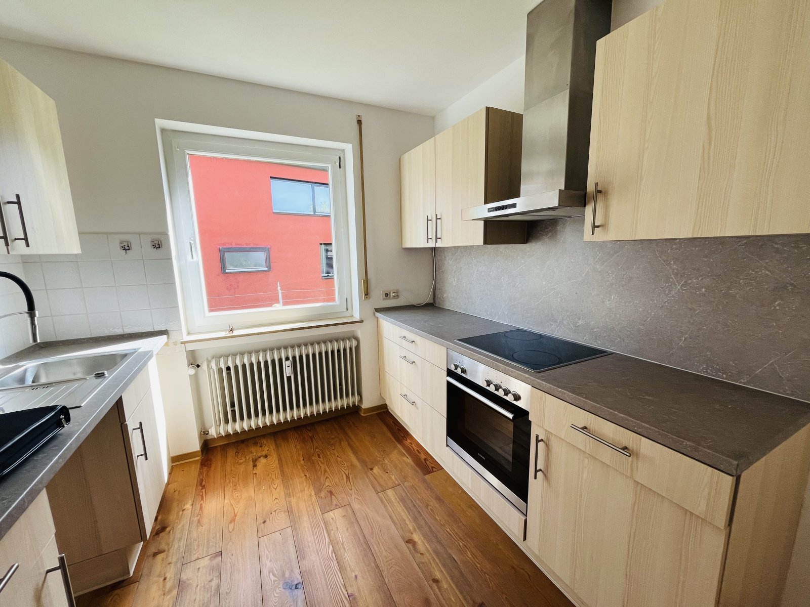 VERMIETET: Zentrale 2 Zi.-Hochparterre-Whg. mit schönem Balkon