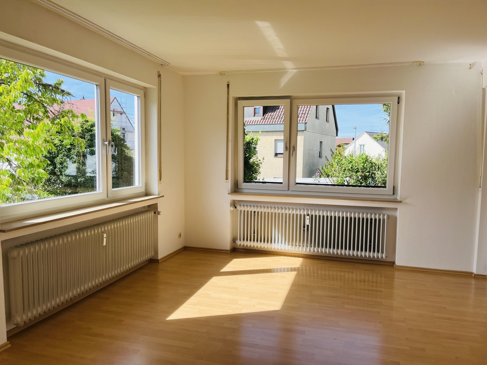 VERMIETET: Zentrale 2 Zi.-Hochparterre-Whg. mit schönem Balkon