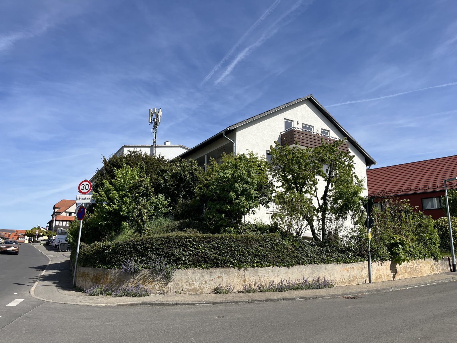 VERMIETET: Zentrale 2 Zi.-Hochparterre-Whg. mit schönem Balkon