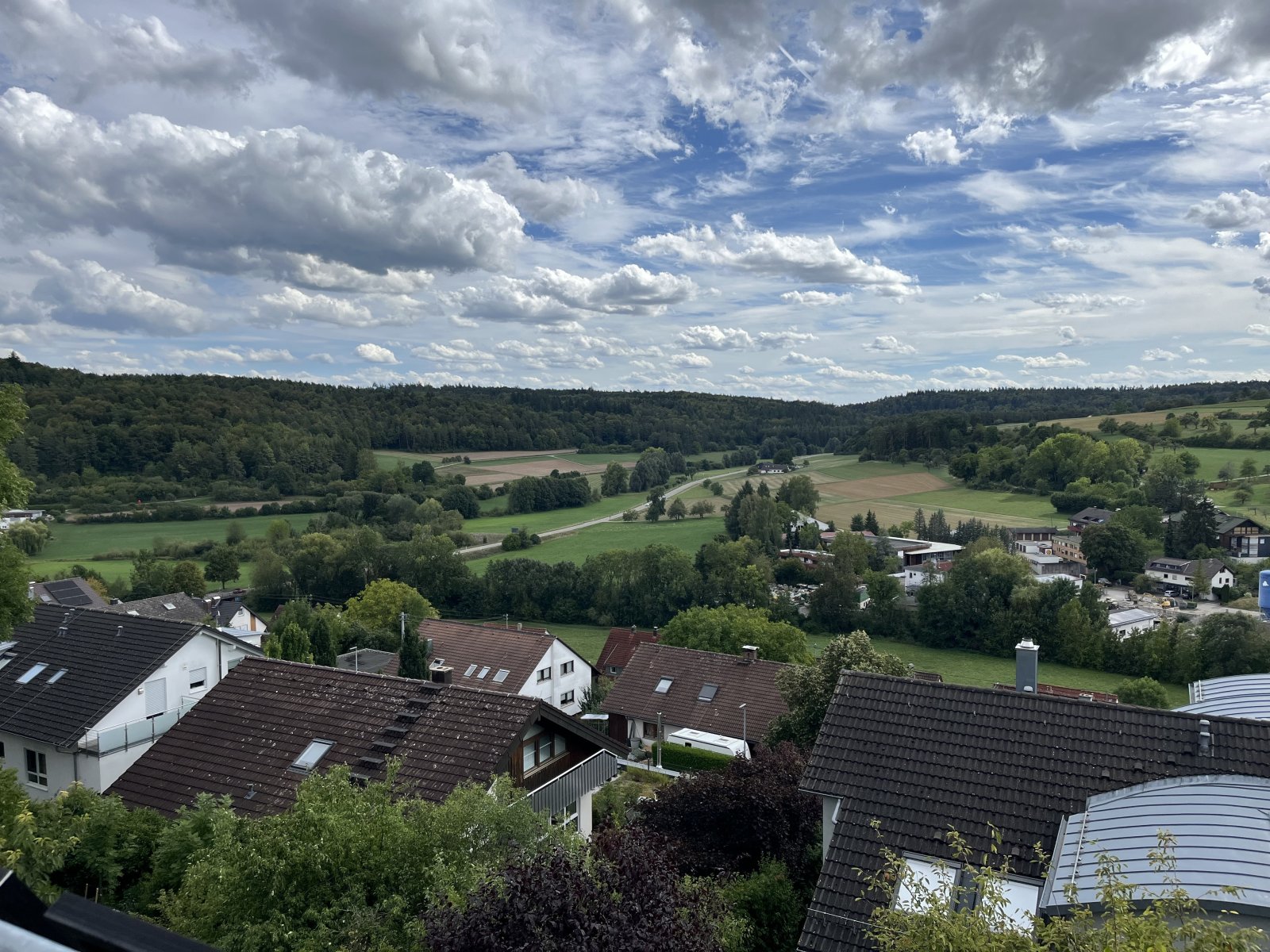 Aid.-Deufringen: Helle 3 Zi-DG-Whg. mit Balkon & eig. Eingang