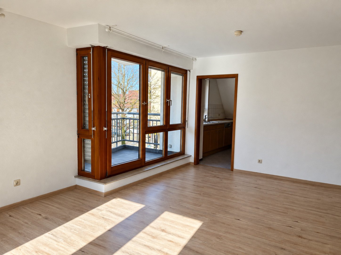Gärtingen: Zentrale 2,5 ZW mit Balkon und TG-Stellplatz