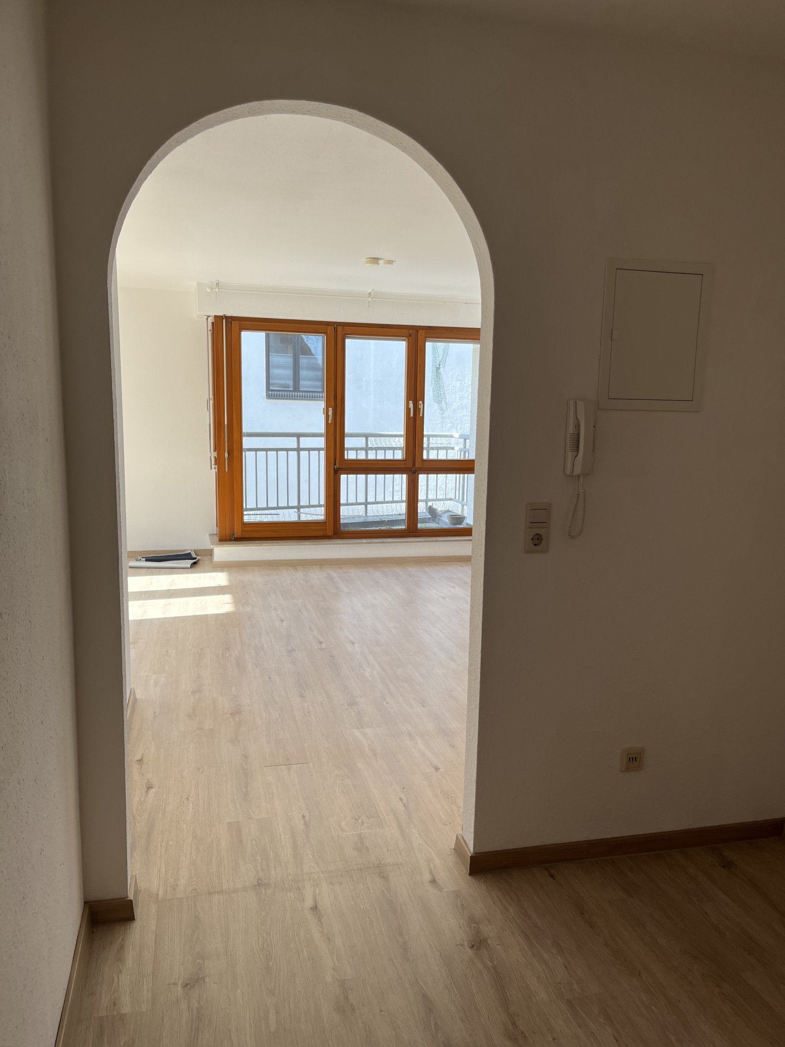 Gärtingen: Zentrale 2,5 ZW mit Balkon und TG-Stellplatz