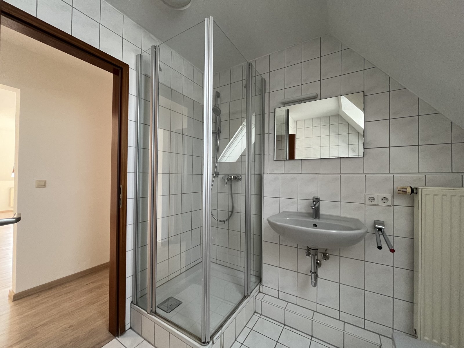Gärtingen: Zentrale 2,5 ZW mit Balkon und TG-Stellplatz