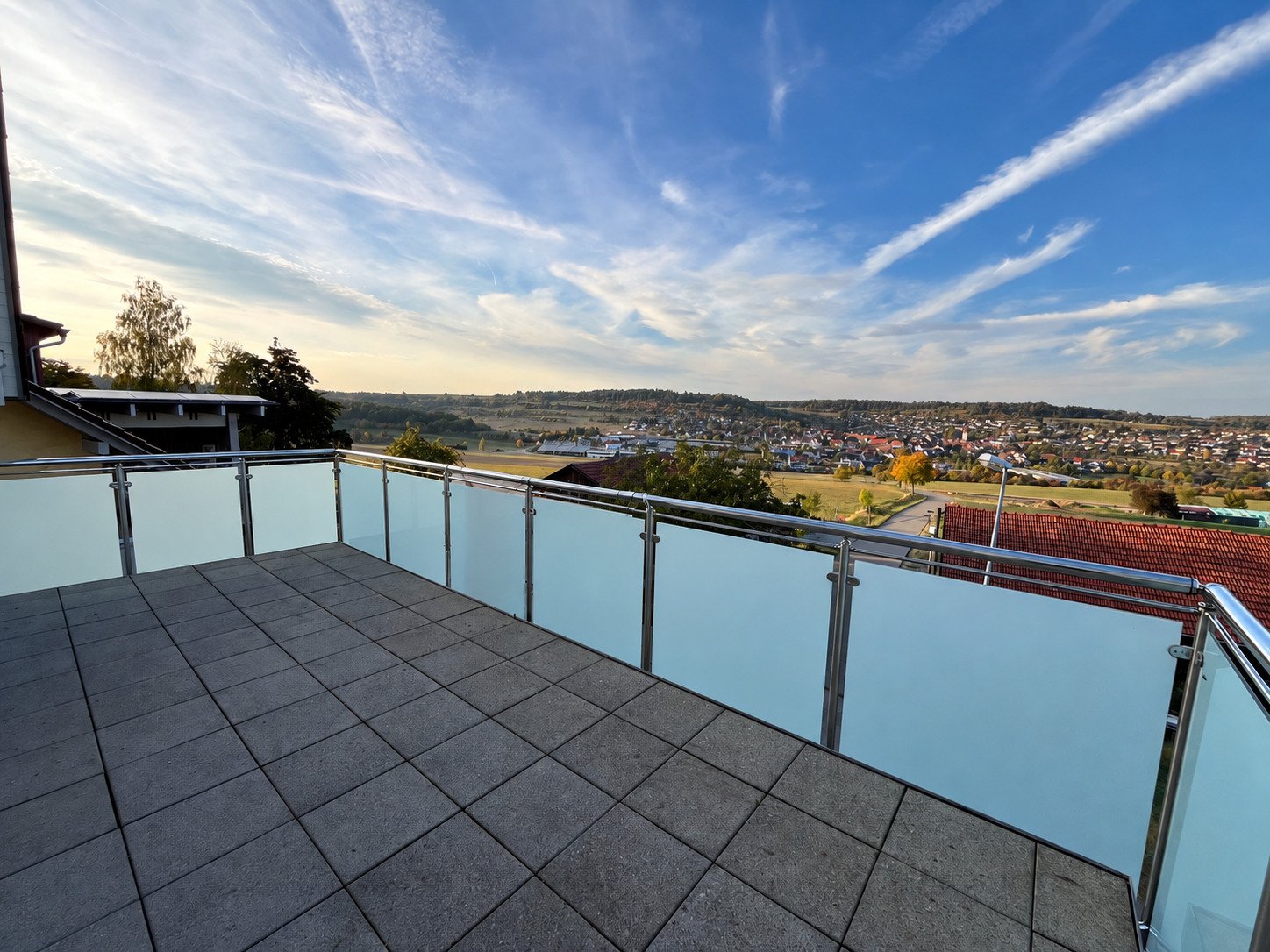 Simmozheim: Neuwertige Maisonettewohnung mit großem Balkon 