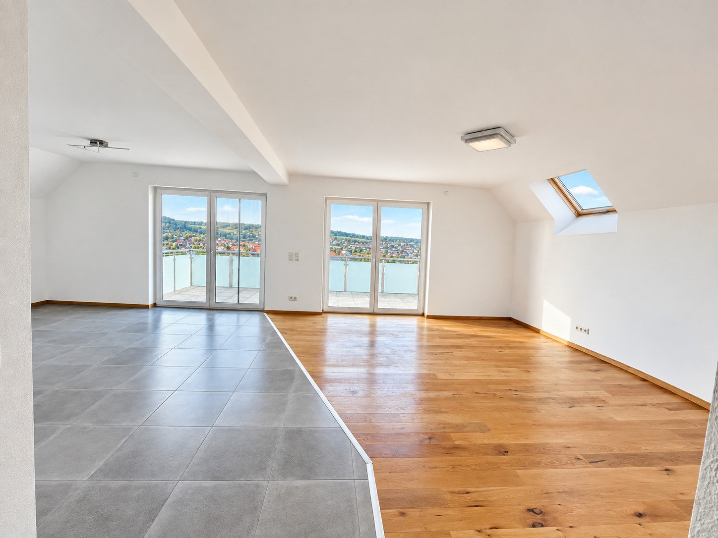Simmozheim: Neuwertige Maisonettewohnung mit großem Balkon
