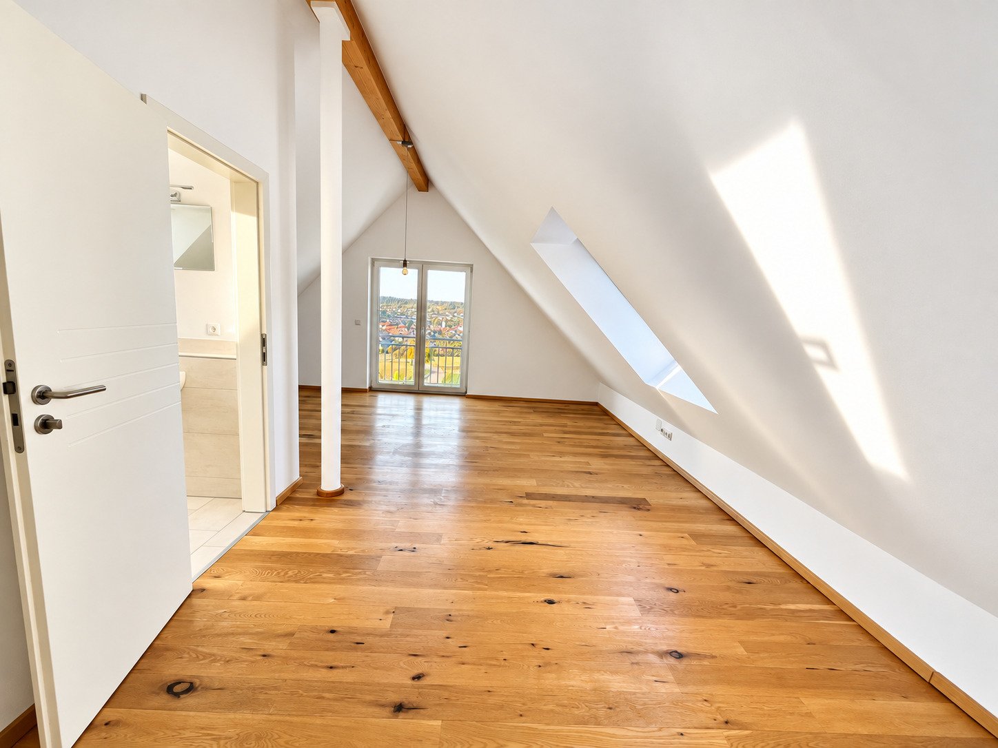 Simmozheim: Neuwertige Maisonettewohnung mit großem Balkon