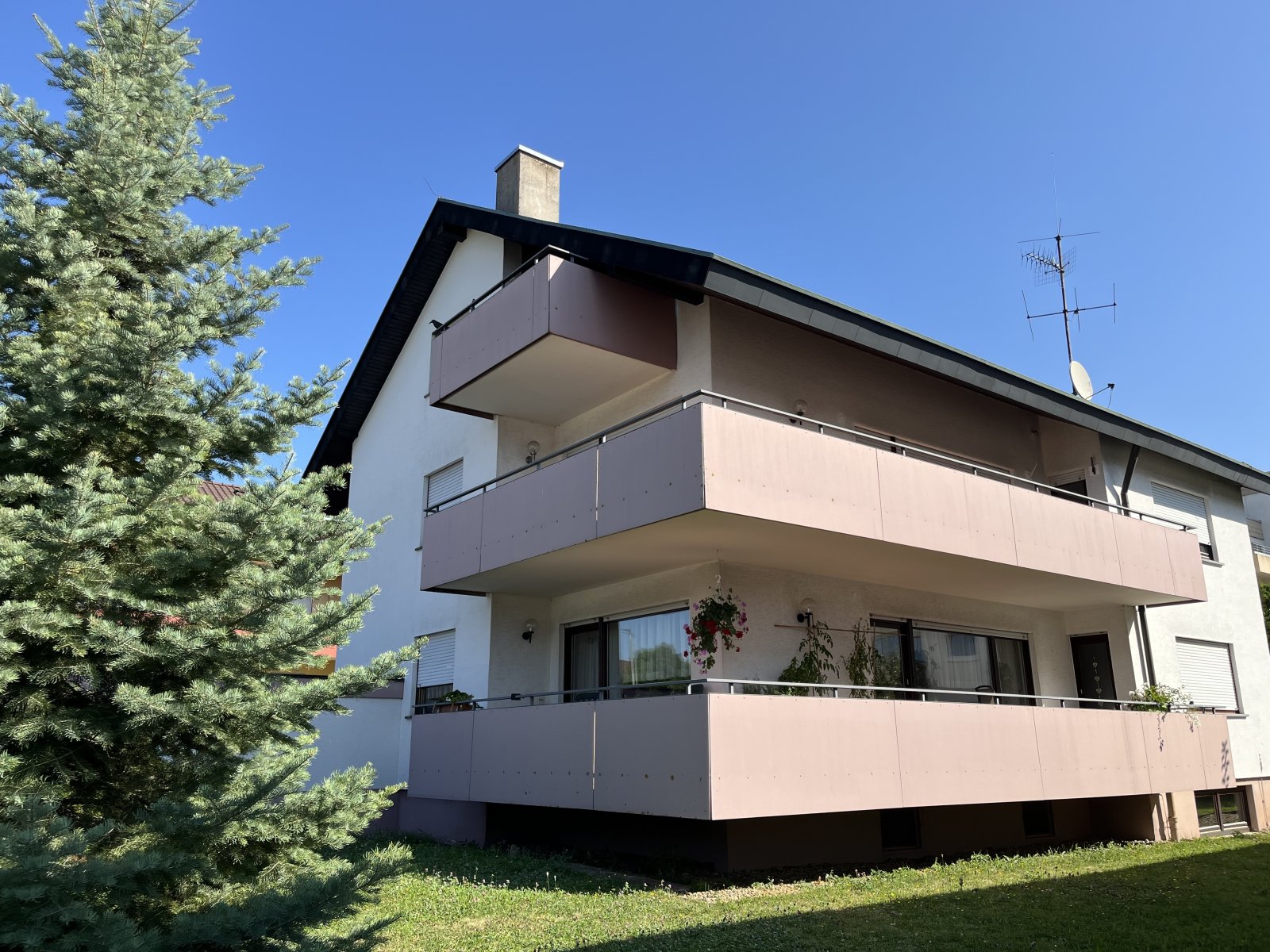 Aidlingen: AIDLINGEN: Wohnung mit großem Balkon in sonniger Lage!  