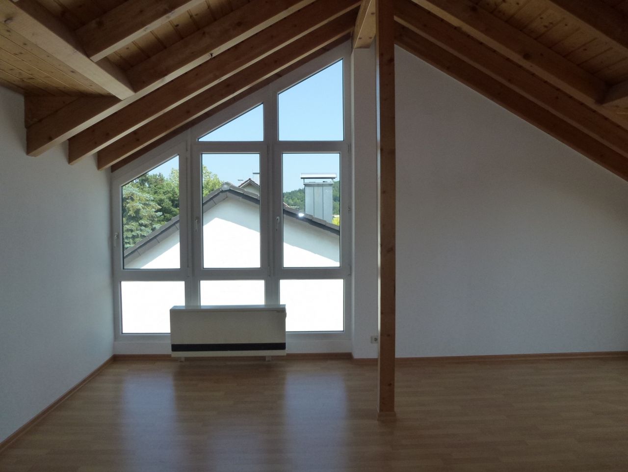 Aidlingen: Top 2-Zimmer-DG-Whg. mit Balkon!  