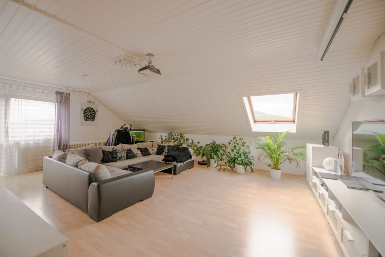 Schafhausen: Hell und modern gestaltet: Dachgeschosswohnung frei ab 01.12.20 