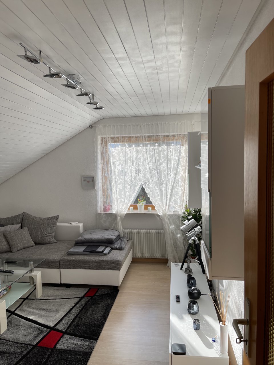 Aidlingen: Hübsche 2-Zi-DG-Whg in Aidlingen, frei ab 01.03.22 oder früher! 